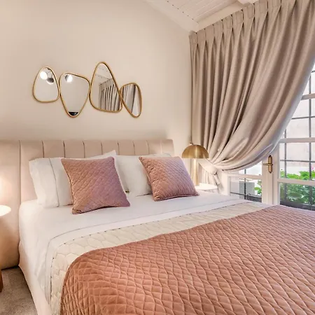 Mavrogenous Luxury Apartment *