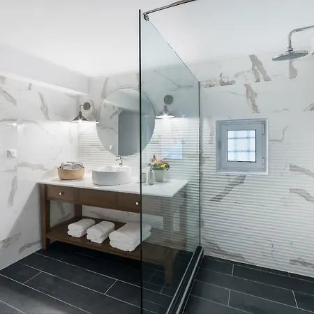 Mavrogenous Luxury Apartment